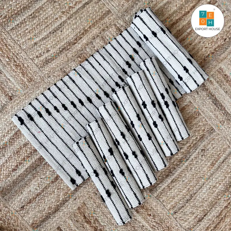 Table runner with 6 mats