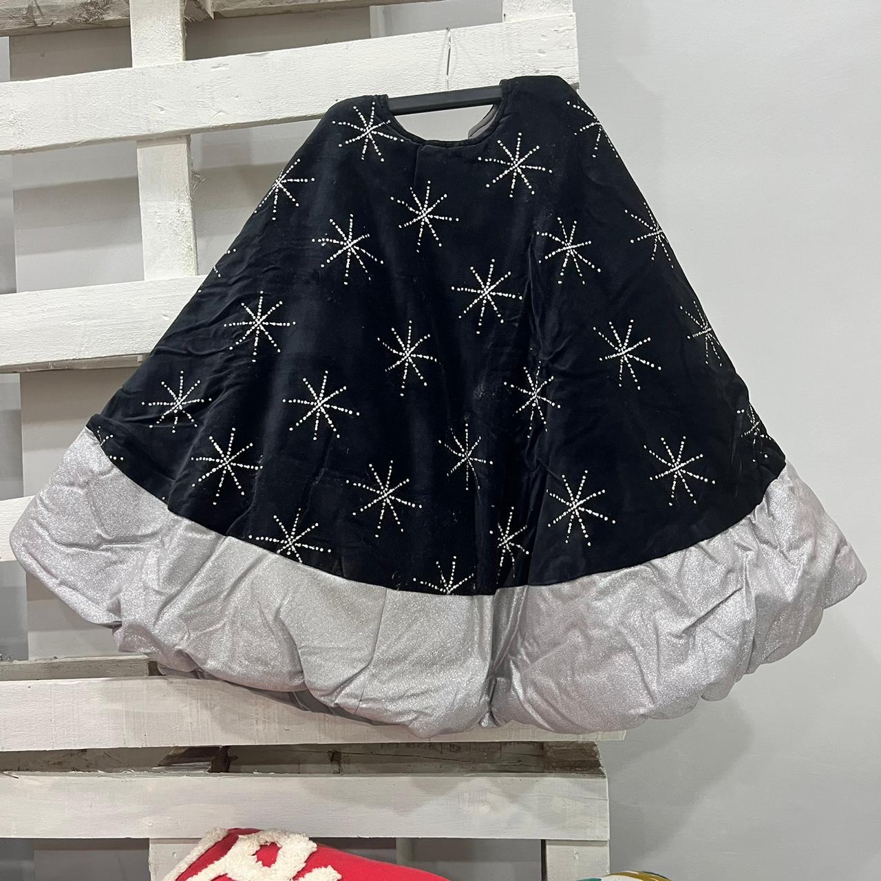 Tree Skirt Material: Velvet in just Rs. 800.00, (Christmas Tree Skirt by Export House )