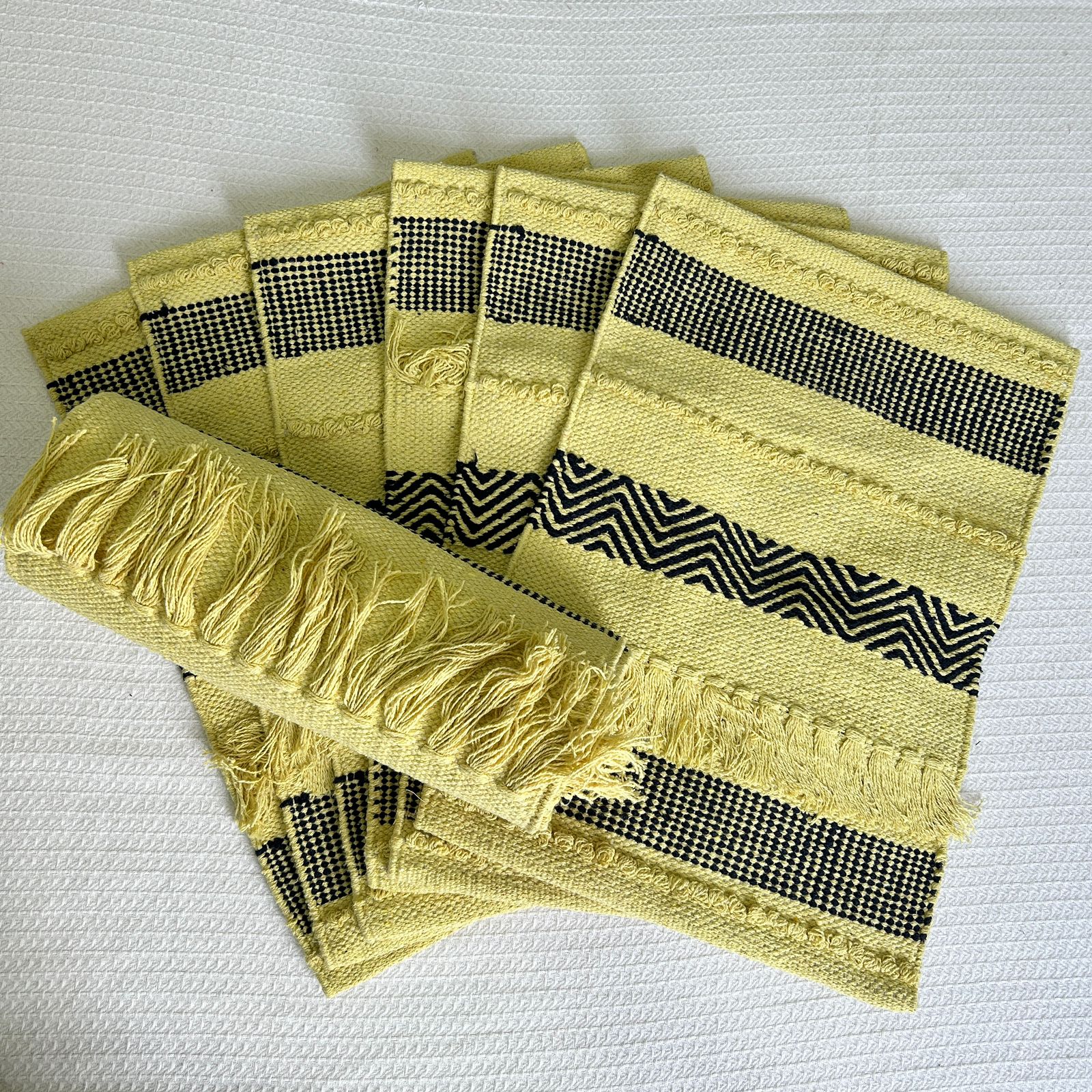 Table Runner With 6 Pieces Of Mats with size of
